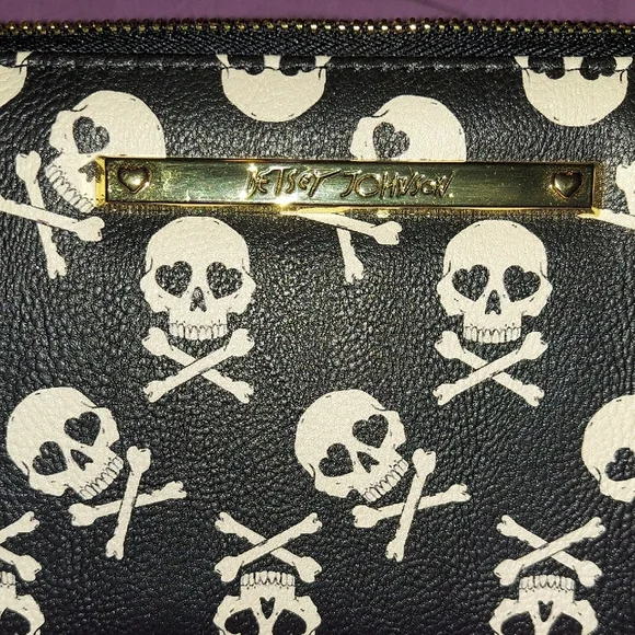 Betsey Johnson Black Wallet with White/Bone Skull Print and Gold Accents - Picture 2 of 7